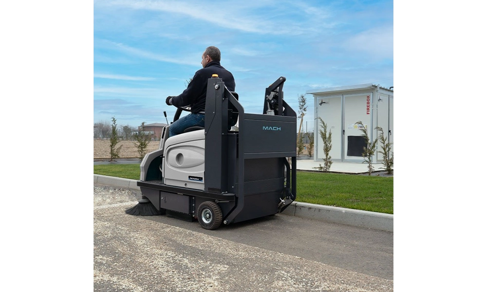MACH 3 X – Compact ride-on sweeper